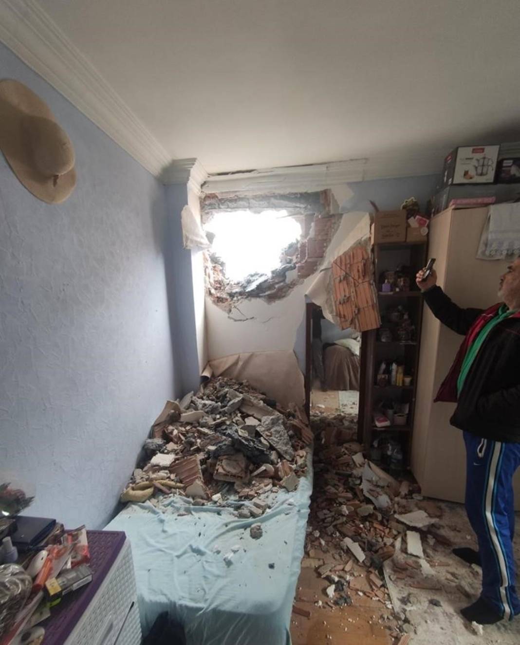 Genç kadın üstünü değiştirirken kendini dışarıda buldu! Bu kadar sorumsuzluk 'Pes' dedirtti 4